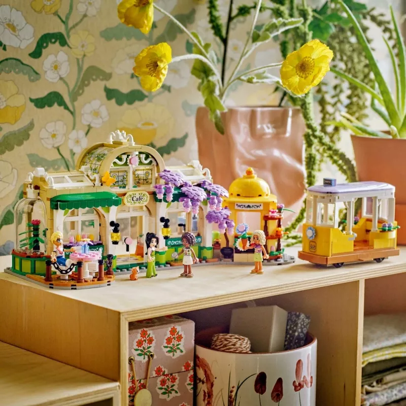LEGO rinkinys LEGO FRIENDS 42671 Augalų kavinės ir gėlių parduotuvės žaidimų rinkinys su kavinės ir gėlių parduotuvės funkcijomis