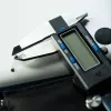 iFixit skaitmeninis slankmatis su mėlynu LCD ekranu