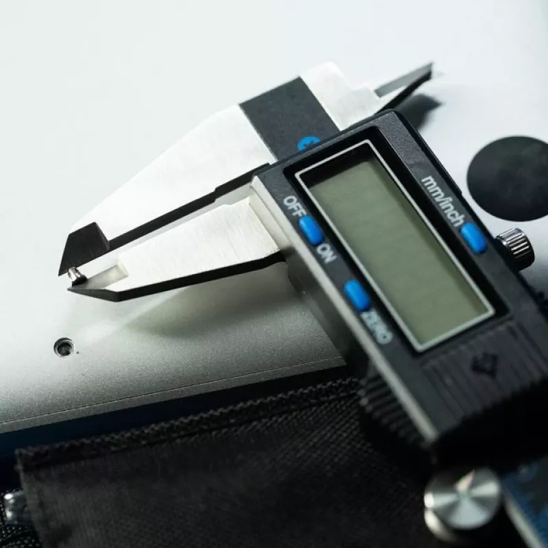 iFixit skaitmeninis slankmatis su mėlynu LCD ekranu