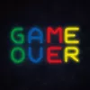 Neoninis ženklas MANTA SNL102MT — „Game Over“ stiliaus apšviečiama sienų puošmena, įjungiamas į lizdą LED neoninis efektas
