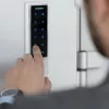 Qoltec 52448 kodinis užraktas TITAN su pirštų atspaudų skaitytuvu | RFID | BT 4.0 | Kodas | Kortelė | raktų pakabukas | durų skambutis | IP68 | EM