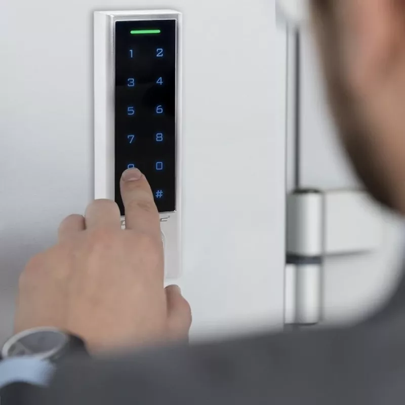 Qoltec 52448 kodinis užraktas TITAN su pirštų atspaudų skaitytuvu | RFID | BT 4.0 | Kodas | Kortelė | raktų pakabukas | durų skambutis | IP68 | EM