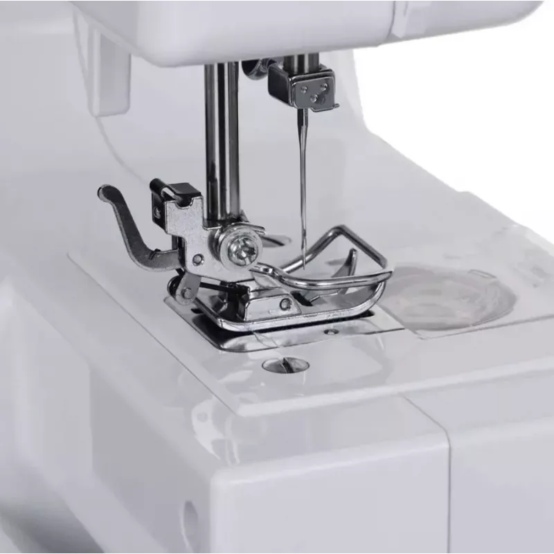 Pusiau automatinė siuvimo mašina SINGER M1005 — 11 dygsnių, 4 mm dygsnio plotis, viršutinė įdedama ritė, laisva rankovė, 2,5 kg