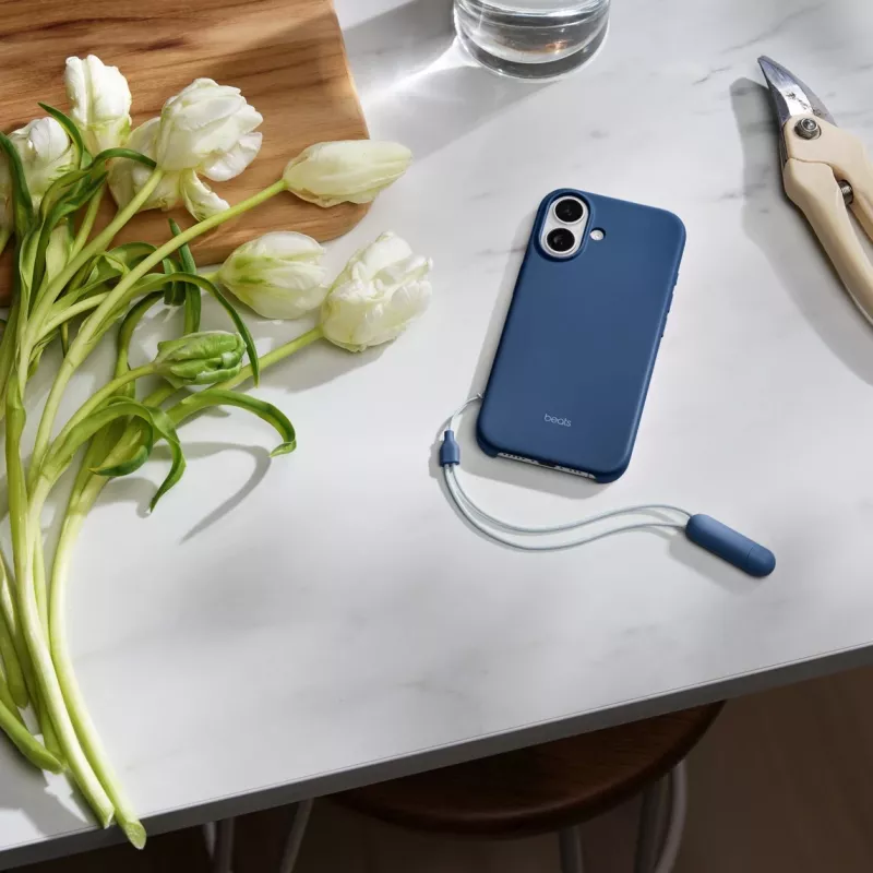 „Apple Beats“ atlenkiamas dėklas „iPhone 17“ – „MagSafe“, kameros valdymas, polikarbonatas / mikropluoštas, mėlynas, tinka 6,3 colio