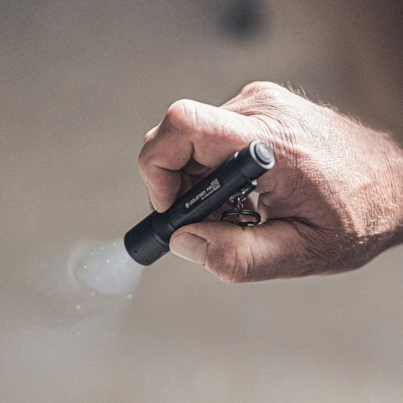 Žibintuvėlis Ledlenser P3R Juoda — įkraunamas kompaktiškas LED raktų pakabuko šviestuvas