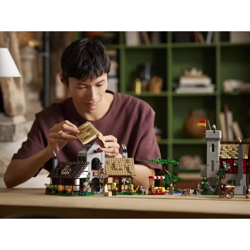 LEGO ICONS 10332 Viduramžių miestelio aikštė