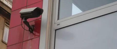 PoE ar „Wi-Fi“ apsaugos kameros: kuri sistema geresnė?