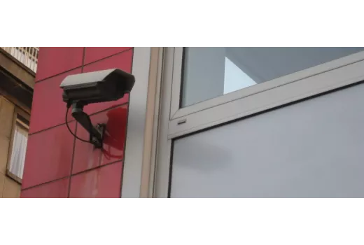 PoE ar „Wi-Fi“ apsaugos kameros: kuri sistema geresnė?