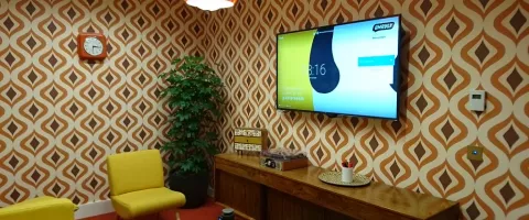 Posėdžių salės ekranai: projektorius ar didelio formato ekranas?