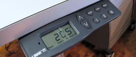 Ergonomiškas darbo stalo įrengimas: tinkamas monitoriaus aukštis, rankų padėtis ir laikysena