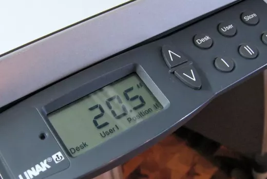 Ergonomiškas darbo stalo įrengimas: tinkamas monitoriaus aukštis, rankų padėtis ir laikysena