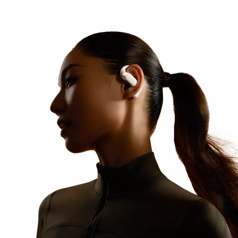 Atviros ausies belaidės ausinės Shokz OpenFit 2 – Bluetooth 5.4, IP55, kaulinis laidumas, 11 h grojimo (48 h su dėklu), USB‑C, smėlio spalvos