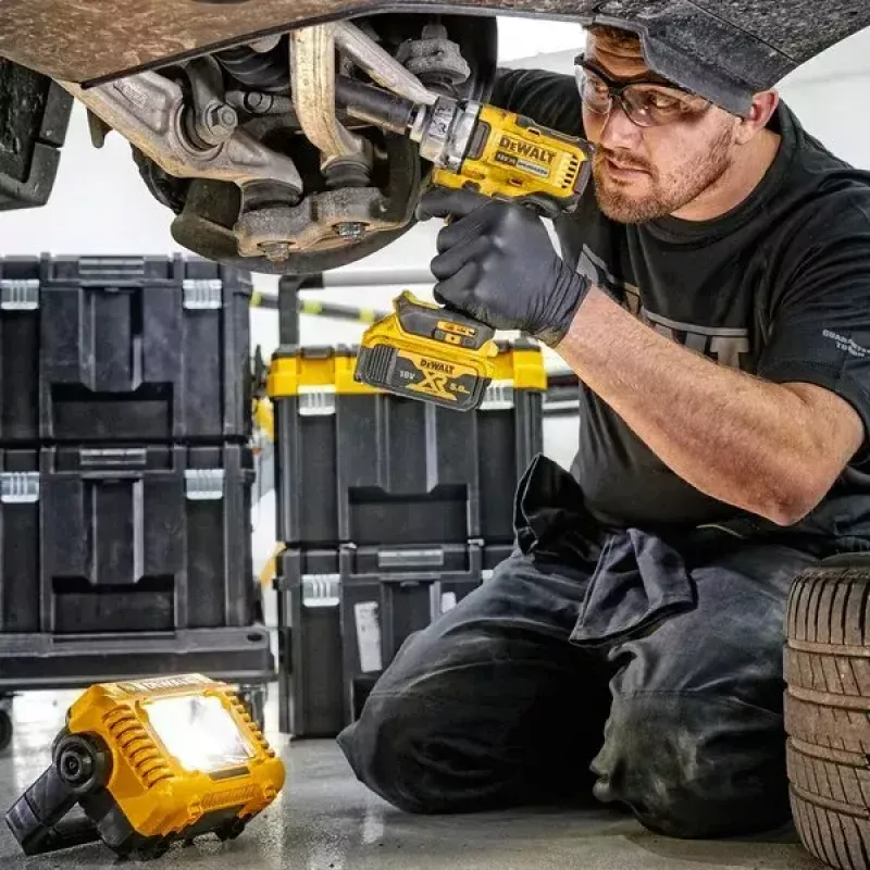 Laisvai stovintis darbo žibintas DeWalt DCL077-XJ, 2000 lm, IP54, belaidis (baterija parduodama atskirai)