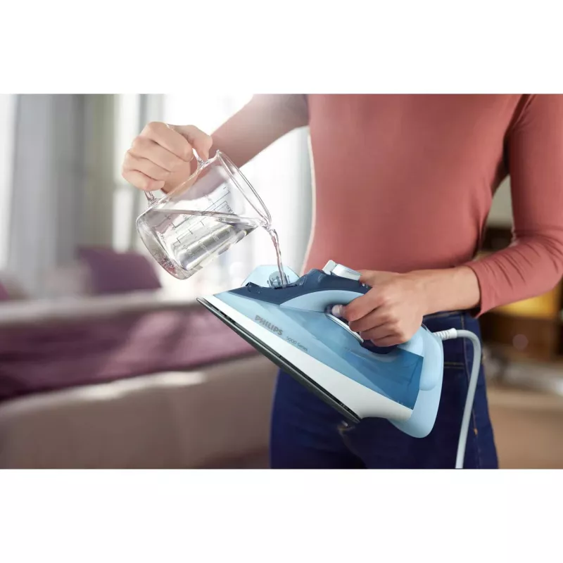 Garinis lygintuvas Philips DST5030/20 — 2400W, 0,32 L talpos bakelis, SteamGlide Plus padas, 45 g/min nuolatinis garas, 180 g/min garų pliūpsnis, Mėlynas