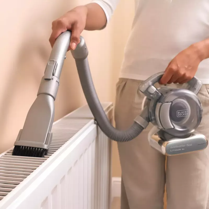 Rankinis dulkių siurblys Juoda & Decker PD1820L-QW — 18V ličio jonų, 1,5 Ah, 0,56 l be maišelio, veikimo laikas 15 min.