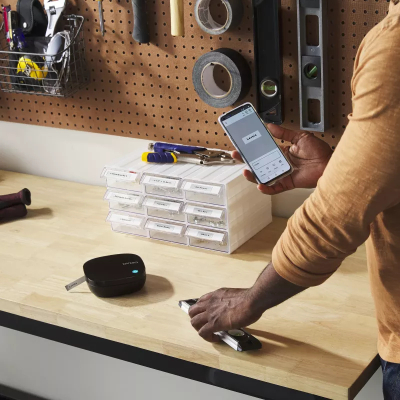 DYMO LetraTag 200B Bluetooth etikečių spausdintuvas | Kompaktiškas etikečių spausdintuvas | Prisijungia per Bluetooth belaidę technologiją prie iOS ir Android | Komplekte 1 balto popieriaus etikečių juosta | Juodas