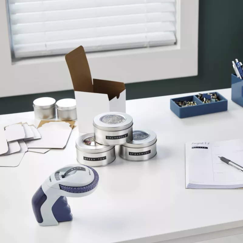 DYMO Omega reljefinių lipdukų gamybos įrenginys | Mažas lipdukų gamybos įrenginys su pasukamu ratuku ir ergonomišku dizainu | Namams, „pasidaryk pats“ ir kūrybai (£/€ÄÖ & Ü)