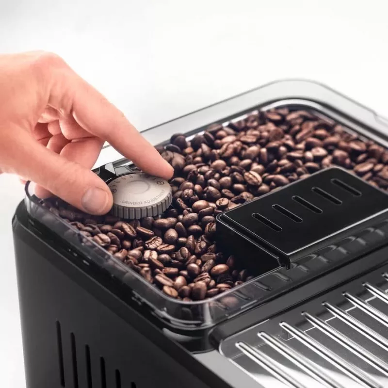 Espresso aparatas De’Longhi ECAM450.65.S — pilnai automatinis, 1,8 L vandens talpa, 300 g pupelių talpykla, 19 barų, įmontuotas malūnėlis, „Wi‑Fi“, TFT ekranas