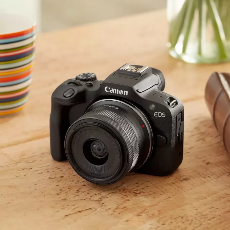 Canon EOS R100 + RF-S 18-45mm F4.5-6.3 IS STM rinkinys MILC 24,1 MP CMOS 6000 x 4000 pikselių juoda