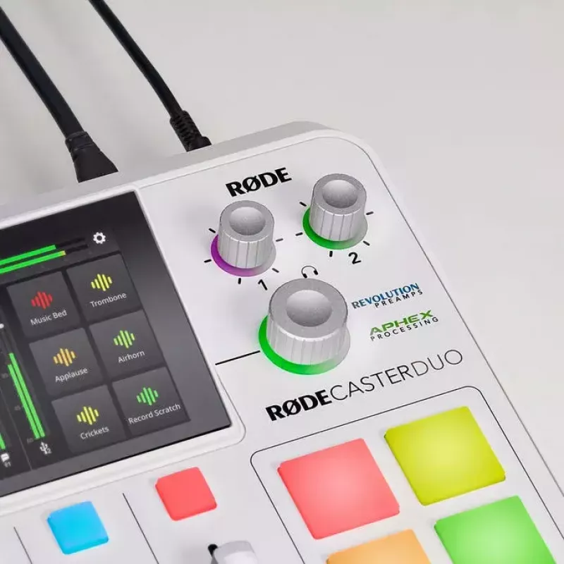 Garso sąsaja Rode RodeCaster Duo balta — 2 kanalų USB podcastinimo konsolė su mikseriu ir pirminiais stiprintuvais