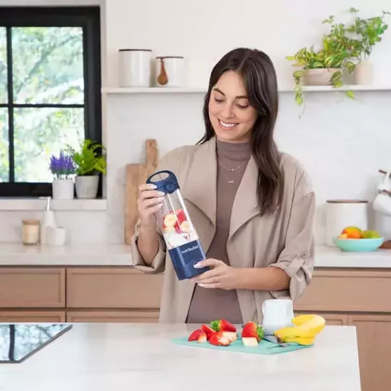 Sportinis trintuvas NUTRIBULLET Portable 0,475 l, maitinamas baterijomis, nerūdijančio plieno peiliukai, Tritan dubuo, tamsiai mėlynas