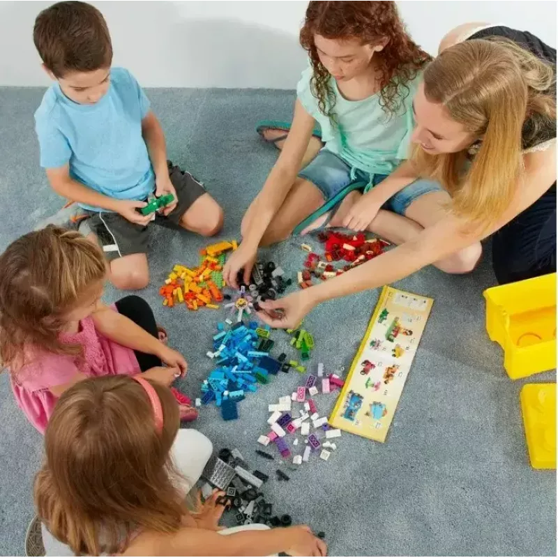 Konstravimo rinkinys LEGO Classic 10698 — 790 detalių, daugiaspalvis, 33 spalvos, yra žalios pagrindo plokštės ir priedai