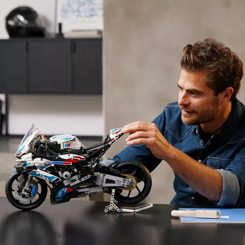 LEGO Technic motociklo modelis BMW M1000RR 42130 su detaliu varikliu ir veikiančia pakaba
