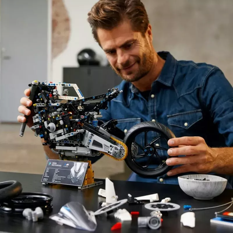 LEGO Technic motociklo modelis BMW M1000RR 42130 su detaliu varikliu ir veikiančia pakaba