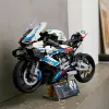 LEGO Technic motociklo modelis BMW M1000RR 42130 su detaliu varikliu ir veikiančia pakaba