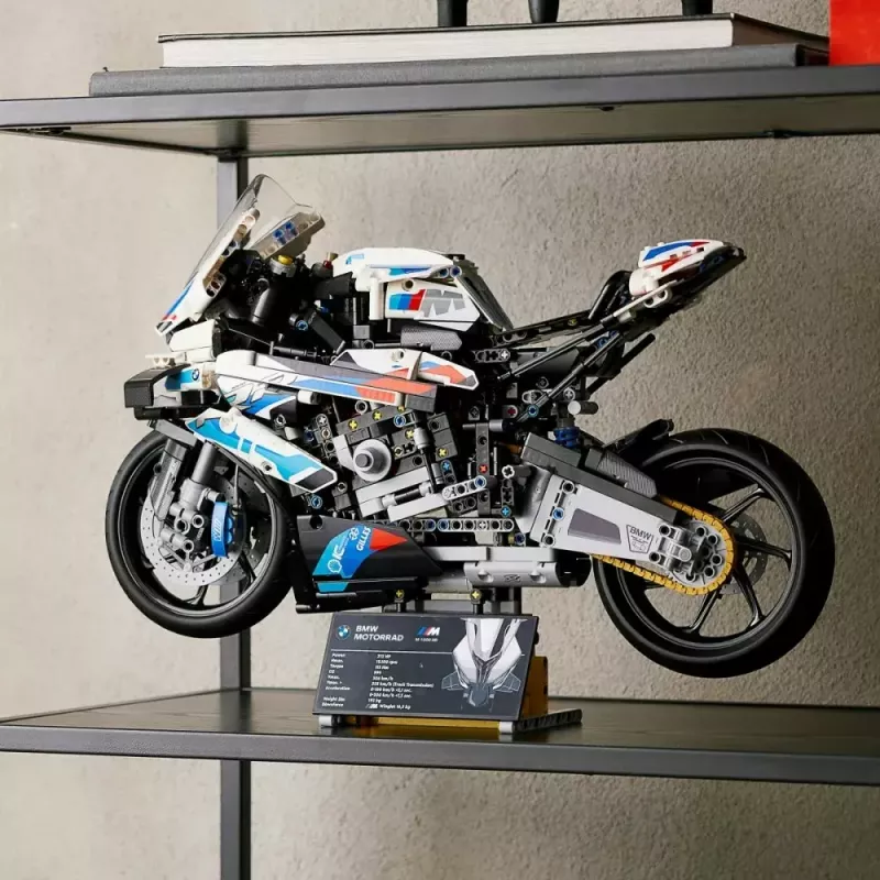 LEGO Technic motociklo modelis BMW M1000RR 42130 su detaliu varikliu ir veikiančia pakaba