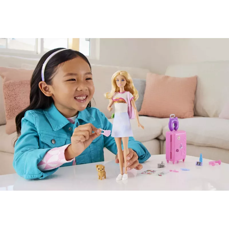Barbie Dreamhouse Adventures lėlė ir aksesuarai, „Malibu“ kelionių rinkinys su šuniuku ir 10+ detalių, įskaitant veikiantį lagaminą