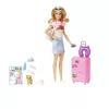 Barbie Dreamhouse Adventures lėlė ir aksesuarai, „Malibu“ kelionių rinkinys su šuniuku ir 10+ detalių, įskaitant veikiantį lagaminą