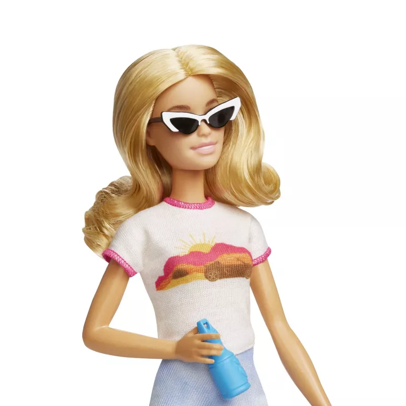 Barbie Dreamhouse Adventures lėlė ir aksesuarai, „Malibu“ kelionių rinkinys su šuniuku ir 10+ detalių, įskaitant veikiantį lagaminą