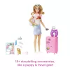 Barbie Dreamhouse Adventures lėlė ir aksesuarai, „Malibu“ kelionių rinkinys su šuniuku ir 10+ detalių, įskaitant veikiantį lagaminą