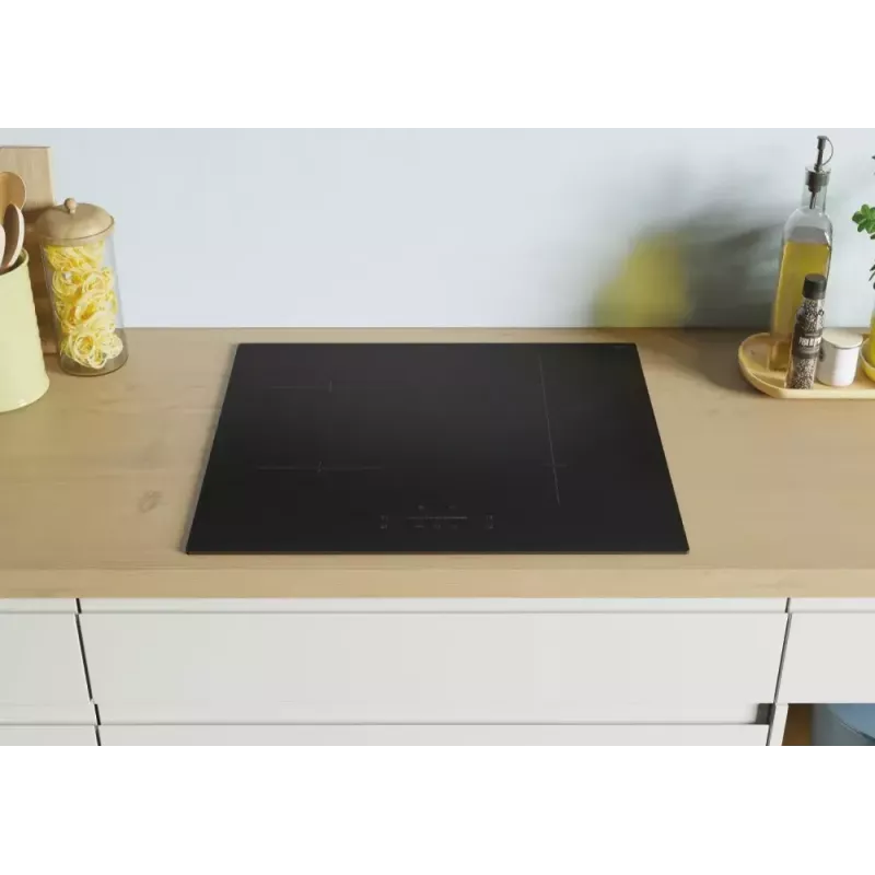 Candy CTP6SC4/E1 Juoda įmontuojama 59 cm zoninė indukcinė kaitlentė su 4 zonomis ir įmontuotu gartraukiu