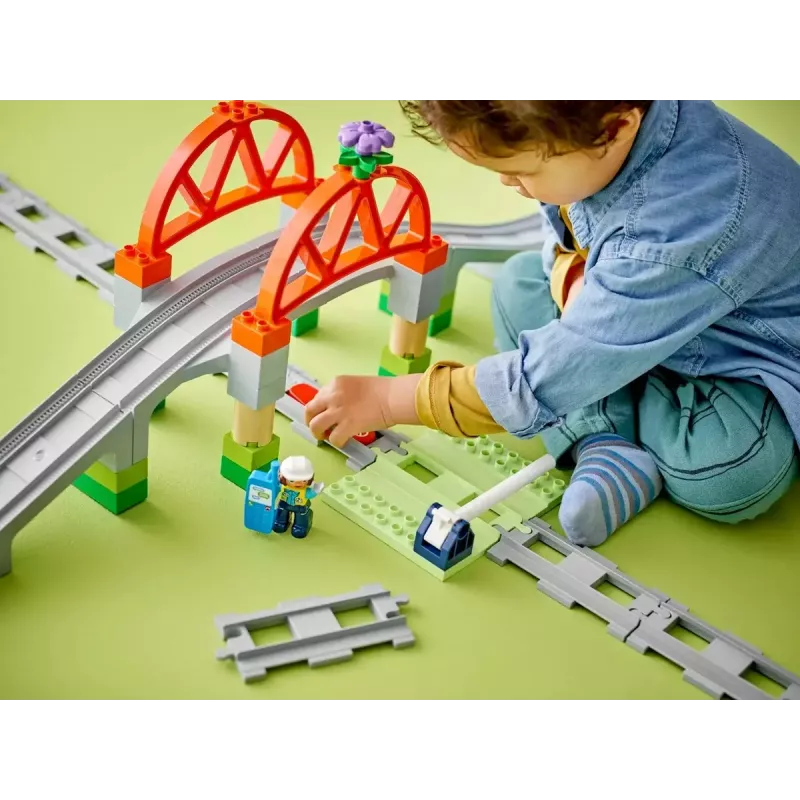LEGO DUPLO Geležinkelio tilto ir bėgių išplėtimo rinkinys 10426 – DUPLO geležinkelio tiltas ir lenkti bėgiai mažiems vaikams