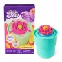 Kinetic Sand, SquishBlossom žydinti gėlė, Velykų krepšelio priedai, yra 8 uncijų neoninės geltonos ir rožinės formuojamo žaidimų smėlio, puodas ir formelės, sensoriniai žaislai vaikams