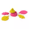 Kinetic Sand, SquishBlossom žydinti gėlė, Velykų krepšelio priedai, yra 8 uncijų neoninės geltonos ir rožinės formuojamo žaidimų smėlio, puodas ir formelės, sensoriniai žaislai vaikams