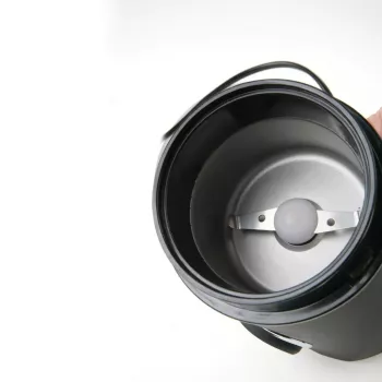 Kavos malūnėlis Juoda & Decker BXCG150E — 150 W, 50 g talpa, nerūdijančio plieno peiliai, mygtukinis valdymas