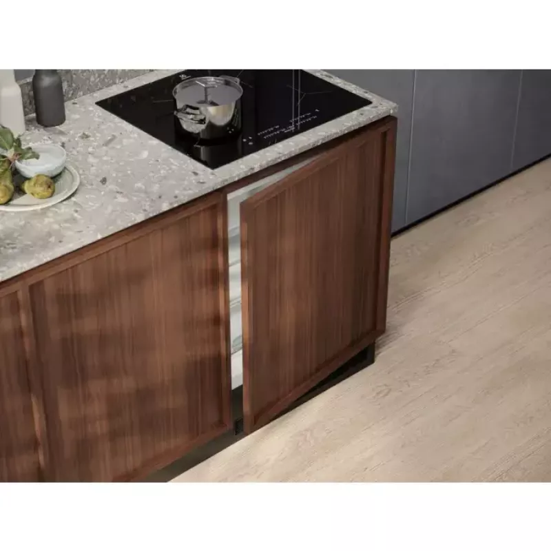 Įmontuojamas kombinuotas šaldytuvas Electrolux LFB3AE82R — 93 l bendras, 16 l viršutinis šaldiklis, jutiklinis valdymas, keičiamos durys, balta