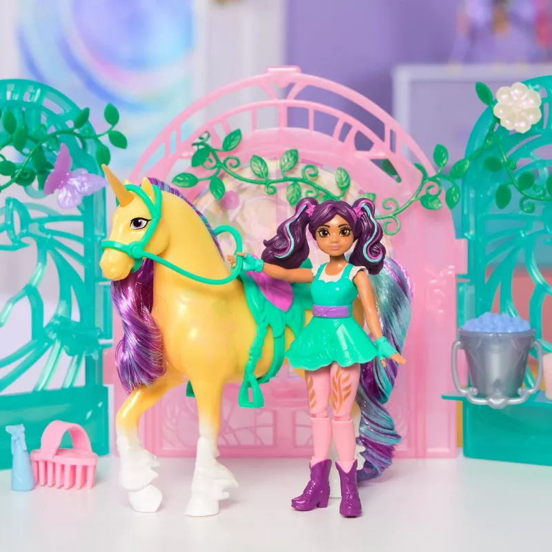 Unicorn Academy, lėlė Ava ir spalvą keičiančio Lapės arklidžių žaidimo rinkinys, Velykų dovanų idėja, 15 priedų, lėlės ir vienaragiai žaislai mergaitėms nuo 4 metų