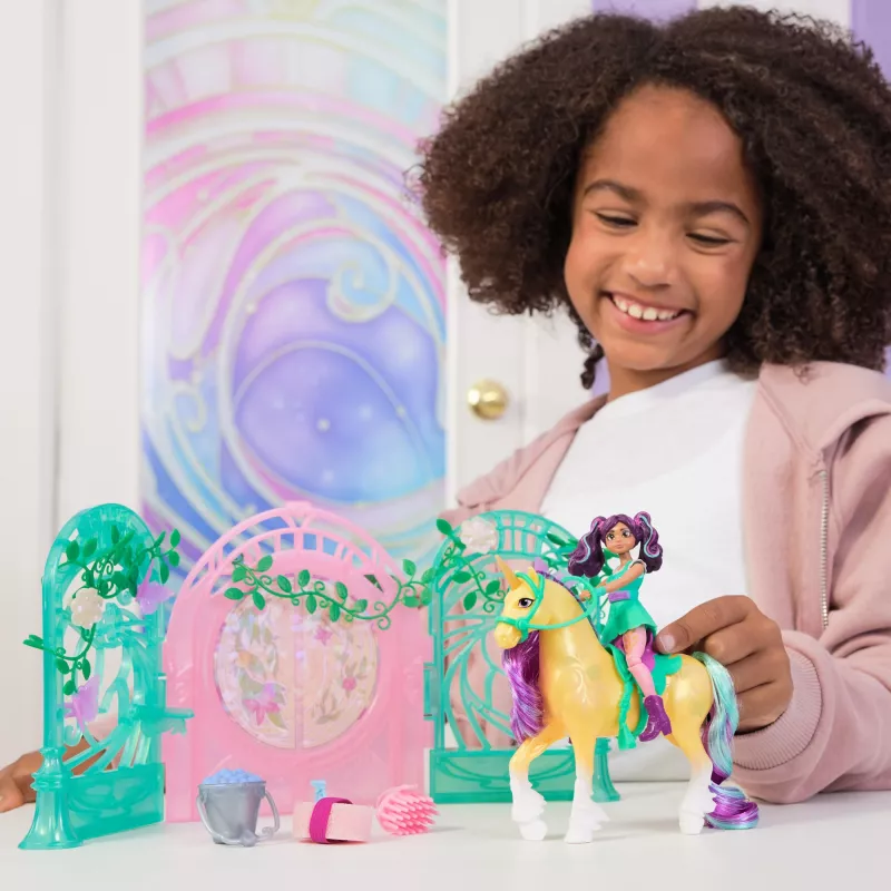 Unicorn Academy, lėlė Ava ir spalvą keičiančio Lapės arklidžių žaidimo rinkinys, Velykų dovanų idėja, 15 priedų, lėlės ir vienaragiai žaislai mergaitėms nuo 4 metų