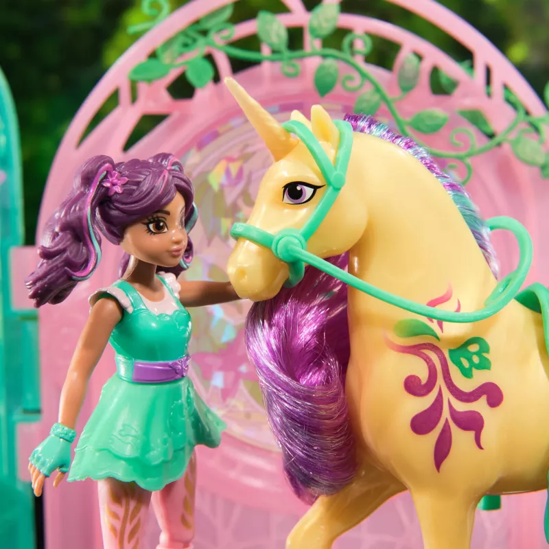 Unicorn Academy, lėlė Ava ir spalvą keičiančio Lapės arklidžių žaidimo rinkinys, Velykų dovanų idėja, 15 priedų, lėlės ir vienaragiai žaislai mergaitėms nuo 4 metų