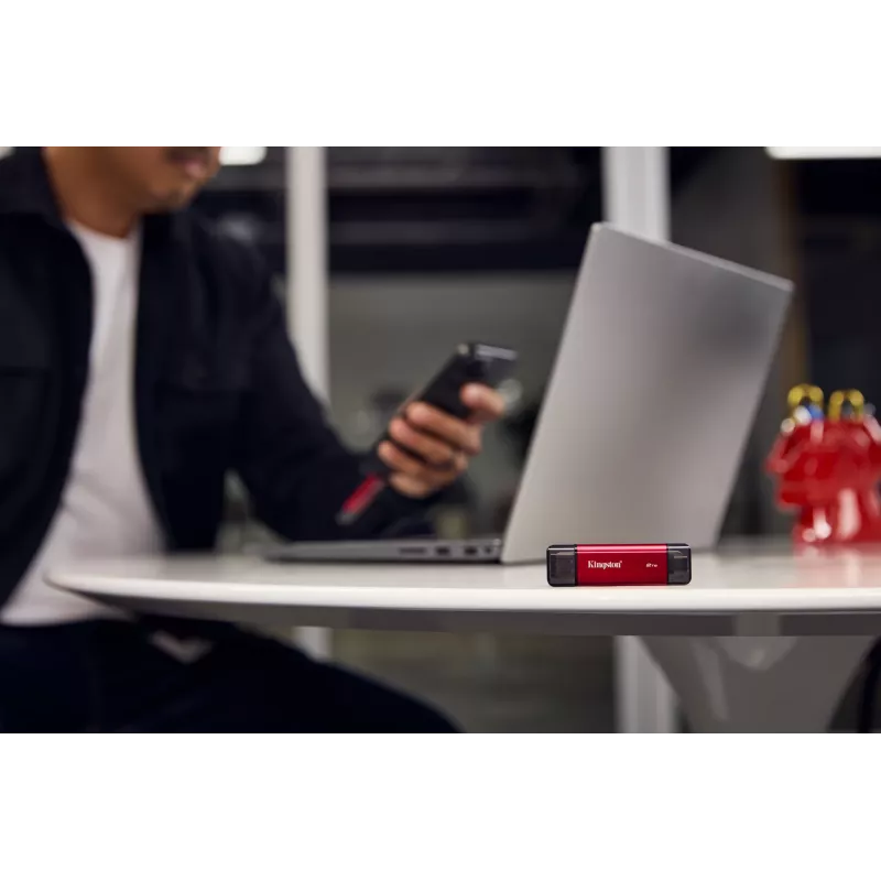 Išorinis SSD Kingston 2TB dviguba USB-A/USB-C, USB 3.2 Gen 2, skaitymas 1050 MB/s, rašymas 950 MB/s, juoda/raudona