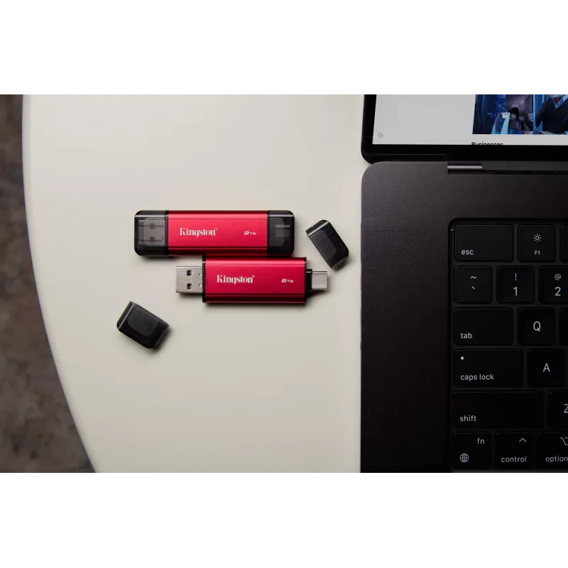 Išorinis SSD Kingston 2TB dviguba USB-A/USB-C, USB 3.2 Gen 2, skaitymas 1050 MB/s, rašymas 950 MB/s, juoda/raudona