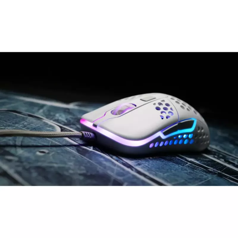 XTRFY M42 abiem rankoms tinkama žaidimų pelė — optinis jutiklis, 16 000 DPI, USB Type-A, balta, RGB