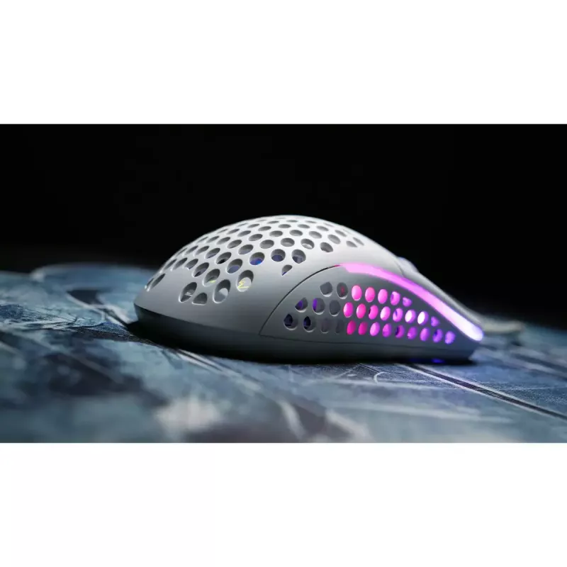 XTRFY M42 abiem rankoms tinkama žaidimų pelė — optinis jutiklis, 16 000 DPI, USB Type-A, balta, RGB