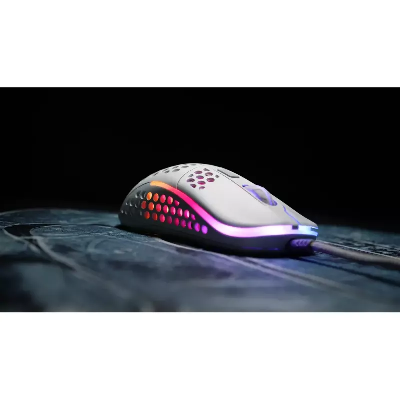 XTRFY M42 abiem rankoms tinkama žaidimų pelė — optinis jutiklis, 16 000 DPI, USB Type-A, balta, RGB