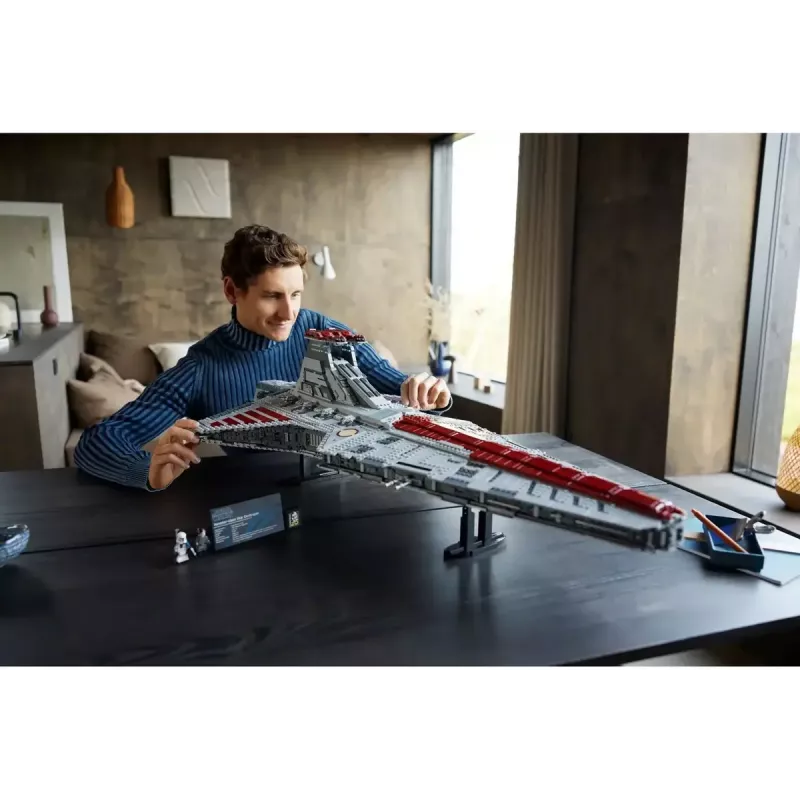 LEGO Star Wars Republic Venator Class Attack Cruiser 75367 — konstravimo rinkinys, 5 374 vnt., 320×1 090×540 mm, 2 minifigūrėlės, amžius 18+