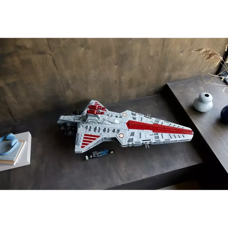 LEGO Star Wars Republic Venator Class Attack Cruiser 75367 — konstravimo rinkinys, 5 374 vnt., 320×1 090×540 mm, 2 minifigūrėlės, amžius 18+
